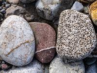 Ansammlung verschiedenartiger bunte Steine